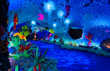 Pasillo inmersivo decorado con miles de globos en Balloon Story Barcelona 2026.