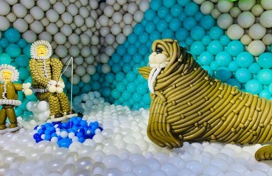 Figura temática creada con globos de látex reciclables en Balloon Story Barcelona 2026.