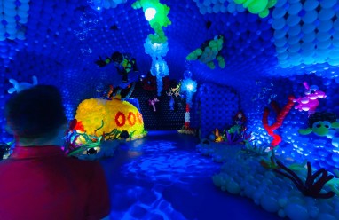 Espacio lleno de esculturas inflables y color en Balloon Story Barcelona 2026 Barcelona.