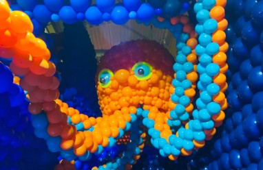 Instalación de globos inspirada en mundos submarinos en Balloon Story Barcelona 2026.