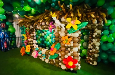 Escenario creativo con figuras gigantes y arte con globos en Balloon Story Barcelona 2026.