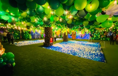 Recorrido visual entre esculturas de globos y luces en Balloon Story Barcelona 2026 Barcelona.