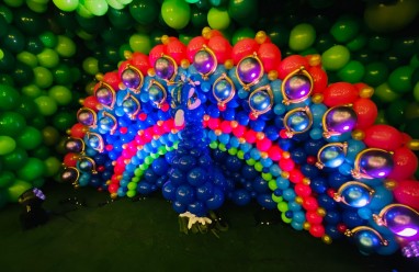 Experiencia familiar de arte inmersivo con globos en Balloon Story Barcelona 2026.