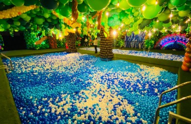 Instalación temática de globos inspirada en viajes y fantasía en Balloon Story Barcelona 2026.