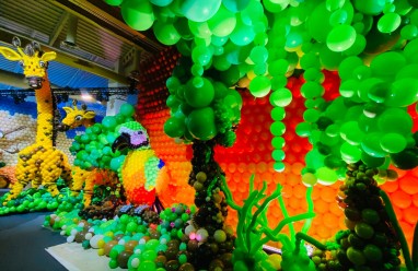 Escultura decorativa realizada con miles de globos reciclables en Balloon Story Barcelona 2026.