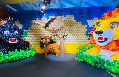 Zona inmersiva con arte efímero y globos gigantes en Balloon Story Barcelona 2026 Barcelona.
