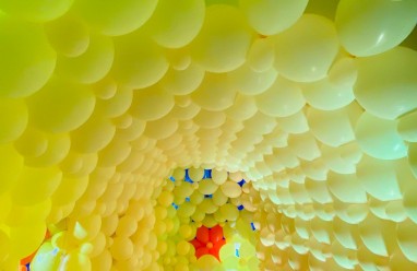 Instalación visual de colores vibrantes en Balloon Story Barcelona 2026.