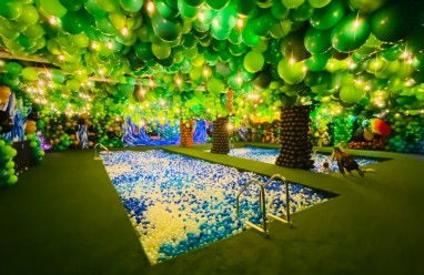 Escenario fotográfico con esculturas de globos y efectos visuales en Balloon Story Barcelona 2026.