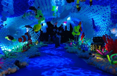 Decoración artística con globos de gran tamaño en la exposición Balloon Story Barcelona 2026.