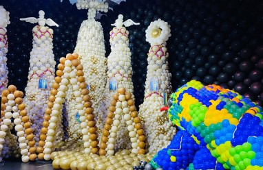 Fotografía de arte inflable contemporáneo en Balloon Story Barcelona 2026.