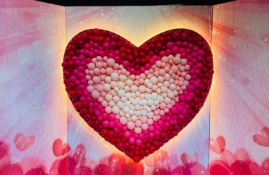 Decoración inspirada en mundos fantásticos con miles de globos en Balloon Story Barcelona 2026.