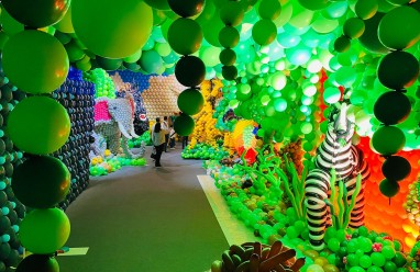 Recorrido artístico entre instalaciones de globos y colores vibrantes en Balloon Story Barcelona 2026.