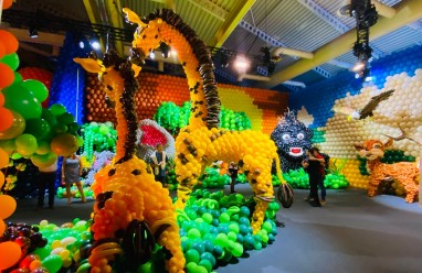 Instalación visual interactiva creada con miles de globos en Balloon Story Barcelona 2026 Barcelona.