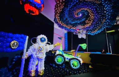 Instalación artística de globos gigantes en Balloon Story Barcelona 2026 con escenarios inmersivos llenos de color y fantasía.