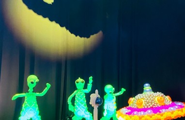 Experiencia inmersiva de arte con globos en Balloon Story Barcelona 2026 con instalaciones fotográficas.