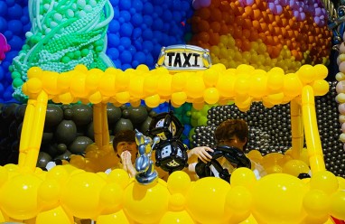 Escenario temático creado con globos de colores en Balloon Story Barcelona 2026 en Barcelona.
