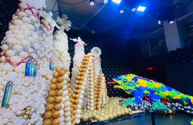 Zona interactiva de globos y arte inflable en Balloon Story Barcelona 2026.