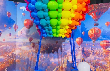 Decoración inmersiva con globos reciclables y luces en Balloon Story Barcelona 2026.