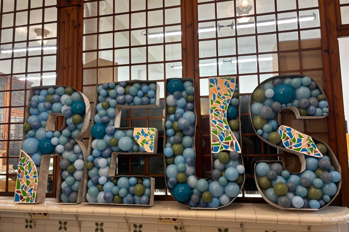 Decoración con globos para la Oficina de Turismo de Reus con motivo del Año Gaudí 2026
