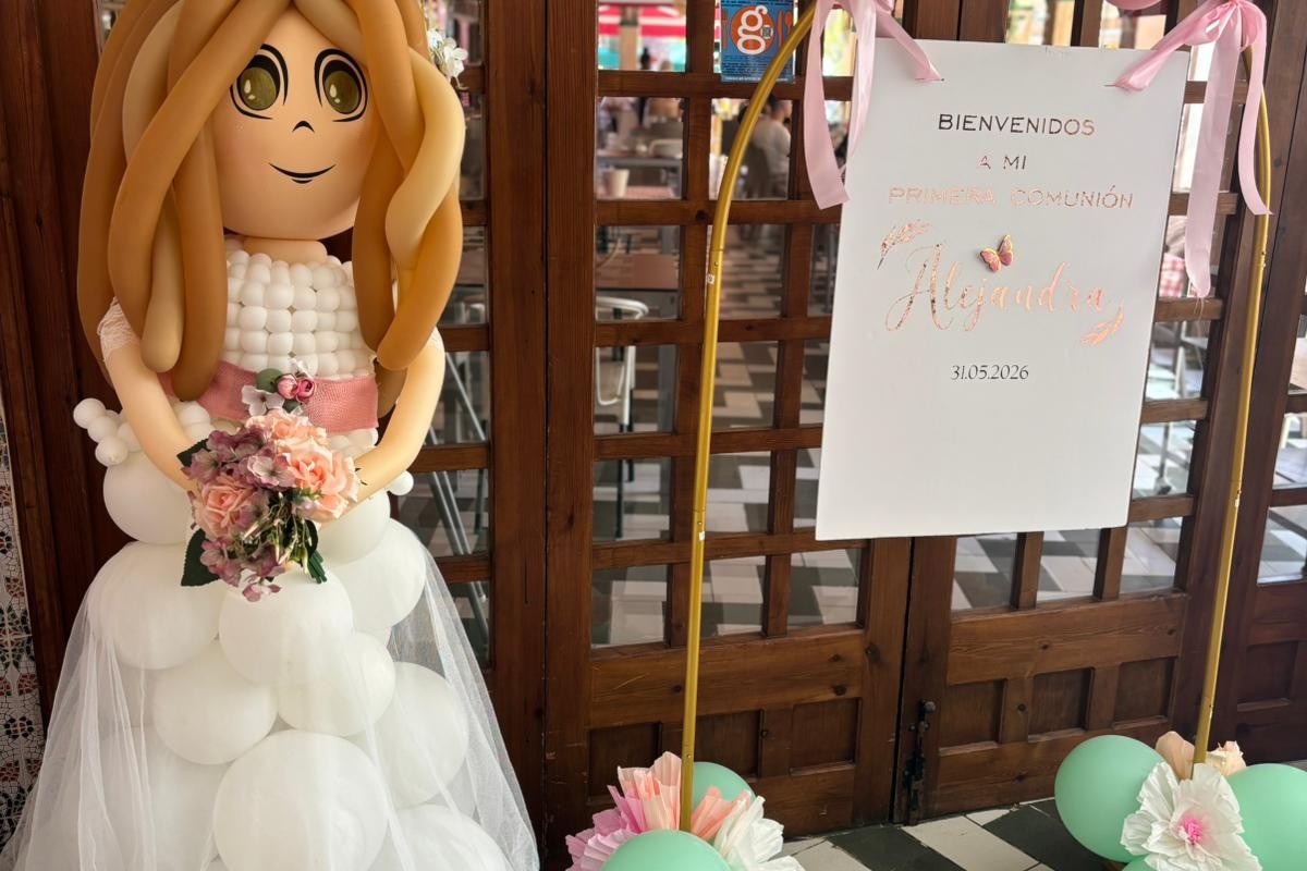 Decoración de Primera Comunión con globos personalizada para Alejandra