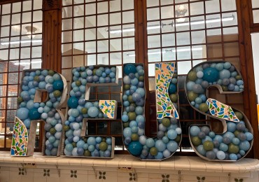 Decoración con globos para la Oficina de Turismo de Reus con motivo del Año Gaudí 2026