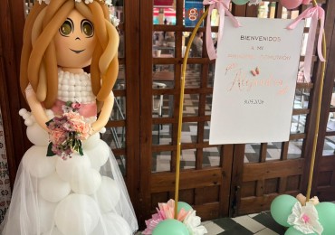 Decoración de Primera Comunión con globos personalizada para Alejandra