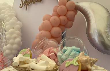 Centros de mesa sofisticados con globos para evento empresarial