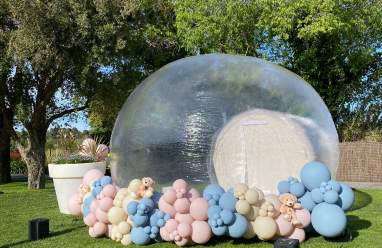 Decoraciones con globos para celebración de aniversario corporativo